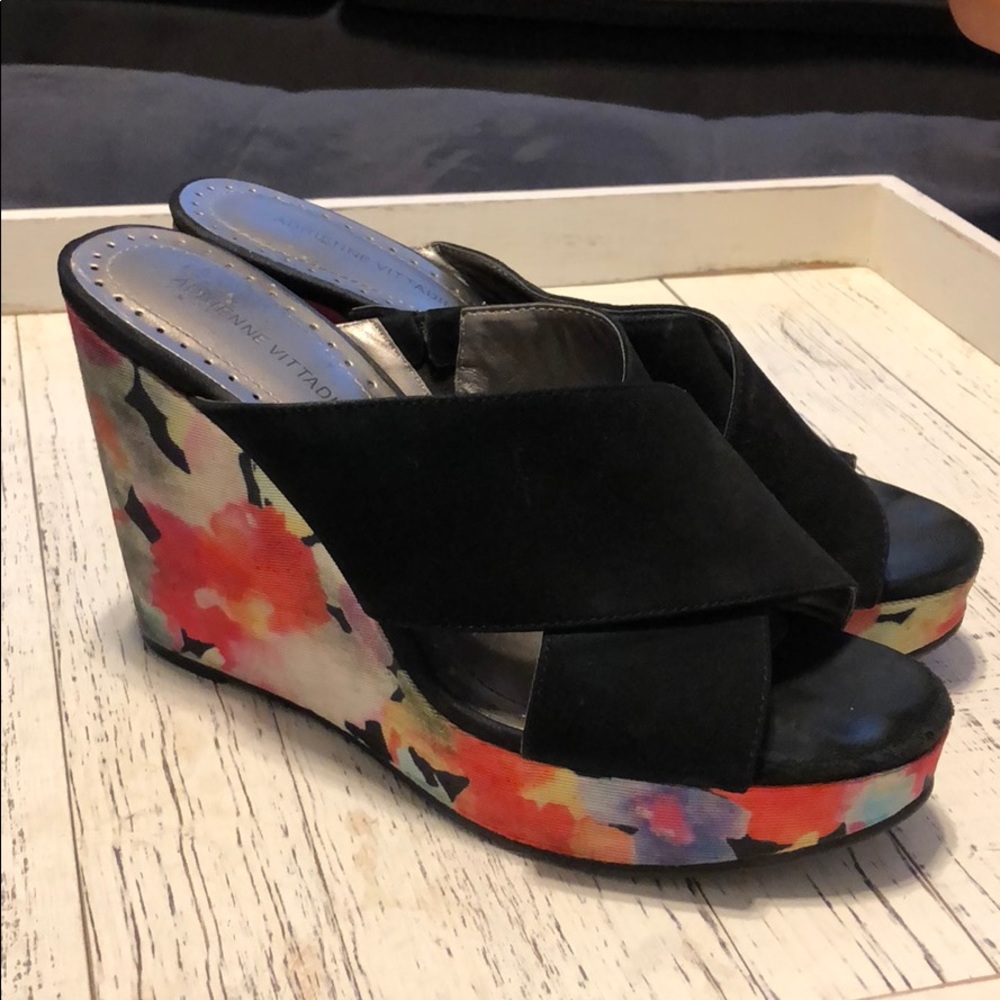 High heels with floral wedge part